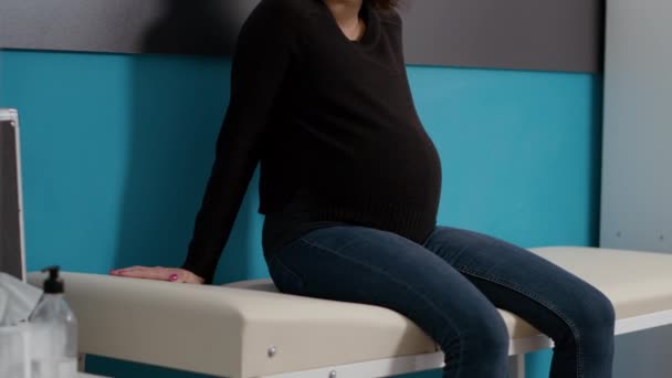 Portrait d'une patiente enceinte dans un cabinet médical — Video