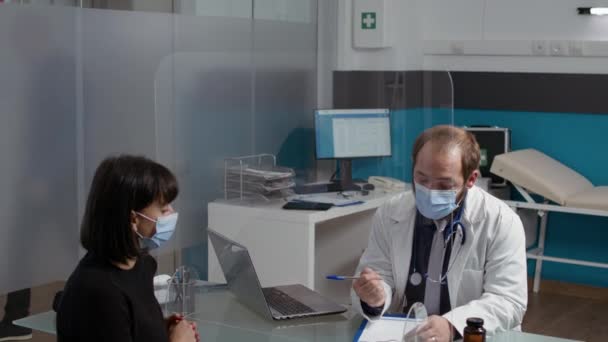 Zdravotní specialista dělat poznámky při kontrole schůzku s pacientem — Stock video