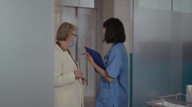 Sağlık uzmanı emekli hastaya ilaç veriyor.