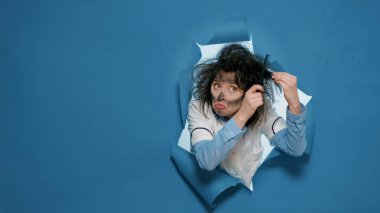 Patlamadan sonra dağınık saçlı çılgın bir kimyager.