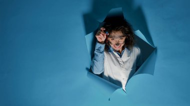 Aptal deli kadın kameranın önünde deli gibi sırıtıyor.