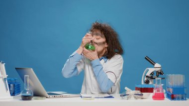 Laptop ve beher kullanan aptal bir kadın kimyager.