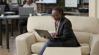 Proje yöneticisi iş büyümesini planlamak için mali strateji üzerinde çalışıyor