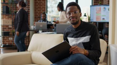 Erkek çalışan planlama şirketi toplantısının portresi