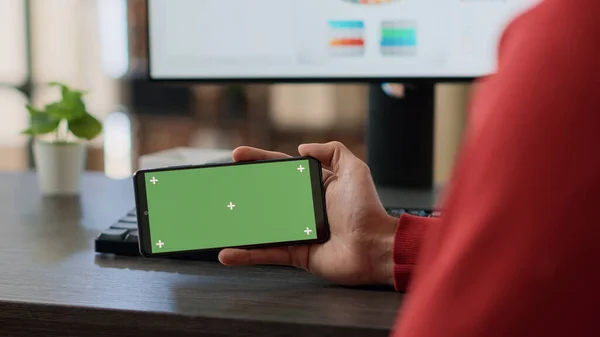 Uomo d'affari che utilizza lo schermo verde orizzontale su smartphone — Foto Stock