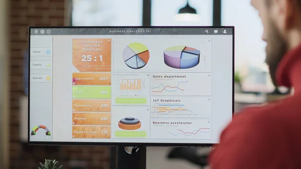 Trabalhador de escritório analisando gráficos e gráficos de negócios no monitor — Fotografia de Stock