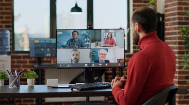 İş adamı uzak video konferansında meslektaşlarıyla konuşuyor