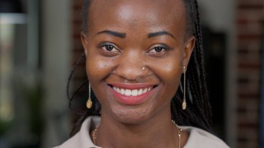 Kameraya bakan Afrikalı Amerikalı Kadın Portresi