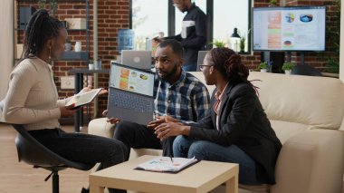 Veri tabloları oluşturmak için ekip çalışması yapan şirket çalışanları