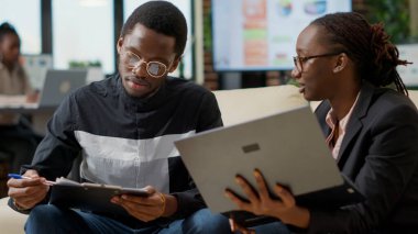 Araştırma projesi yaratmak için işbirliği yapan insanlardan oluşan bir ekip.