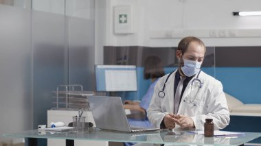Randevu planlamak için dizüstü bilgisayar kullanan bir sağlık uzmanı