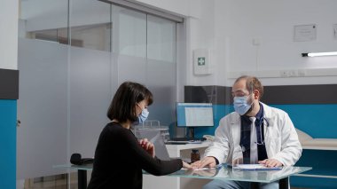 Pratisyen hekim reçete yazmak için kontrol kağıtları imzalıyor