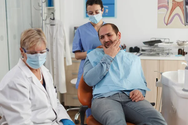 専門の歯科医チームが病気の患者に感染症を説明 — ストック写真