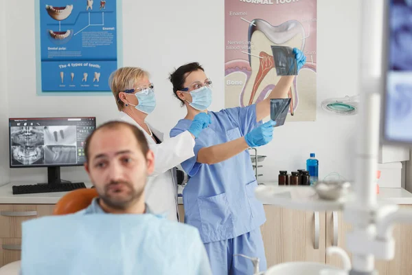 Retrato do paciente com dor de dente à espera de procedimento médico — Fotografia de Stock