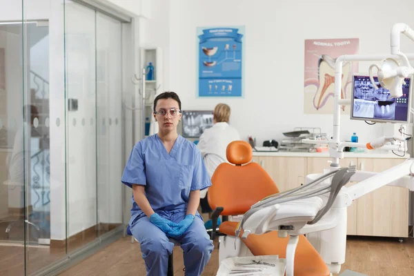 Портрет асистента стоматолога, який працює у стоматологічних лікарнях — стокове фото