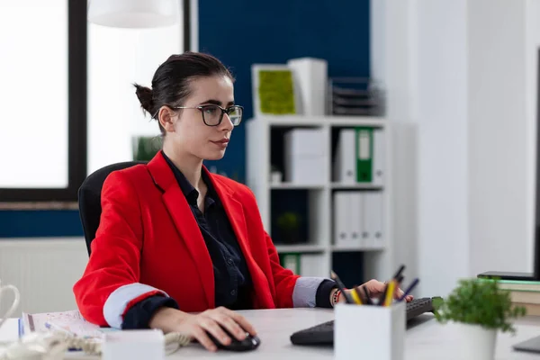 Geschäftsfrau mit Brille arbeitet am Schreibtisch im Startup-Büro. — Stockfoto