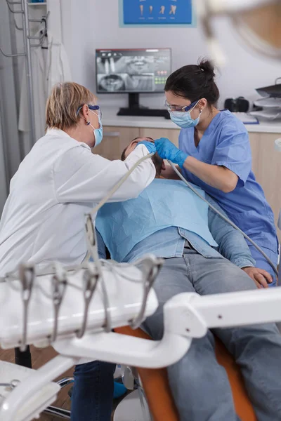 専門の歯科医チームが患者の損傷をチェック — ストック写真