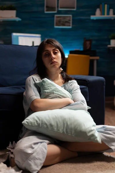 Portret van depressieve vrouw met geestelijke gezondheidsproblemen — Stockfoto