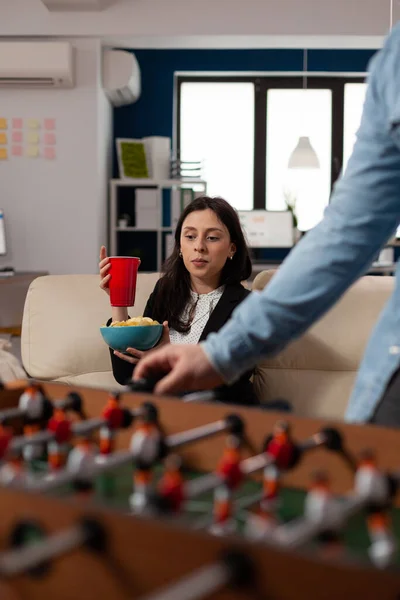 Portret van een jonge vrouw met een glas bier na het werk — Stockfoto