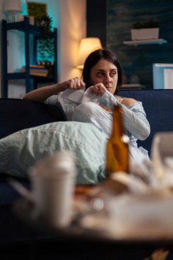 Öfkeli kadın tahliye kağıdını yırtıyor.