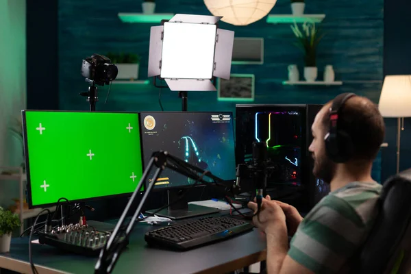 Mann streamt Videospiele und nutzt horizontalen grünen Bildschirm — Stockfoto