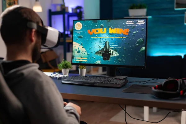 Giocatore che utilizza vr occhiali per vincere videogiochi sul computer — Foto Stock