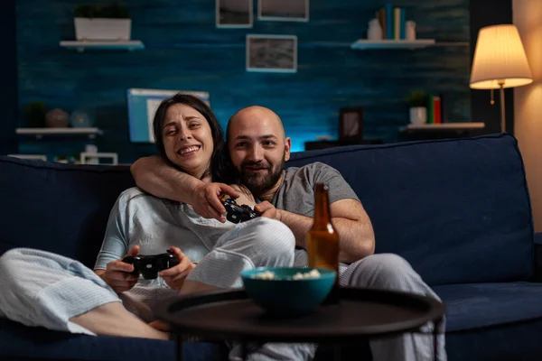 幸せなガールフレンドとボーイフレンド楽しいビデオゲームプレイ — ストック写真