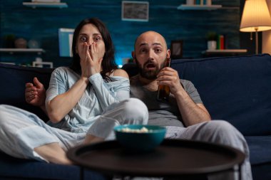 Şok olmuş sevgili ve sevgililer korku filmi izliyor.