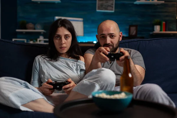 Punto di vista del fidanzato concentrato e della ragazza che gioca ai videogiochi online — Foto Stock