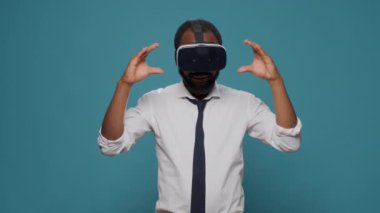 Stüdyoda VR gözlükleri kullanan serbest çalışan bir erkek.