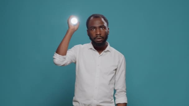 Förvirrad vuxen som använder lanternt för att se sig omkring och söka — Stockvideo