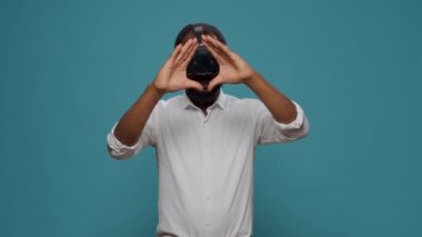 Modern insan elektronik sanal gerçeklik kulaklığıyla oynuyor