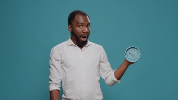 Chockad man kontrollerar tiden på klockan och börjar bli sen till jobbet — Stockvideo