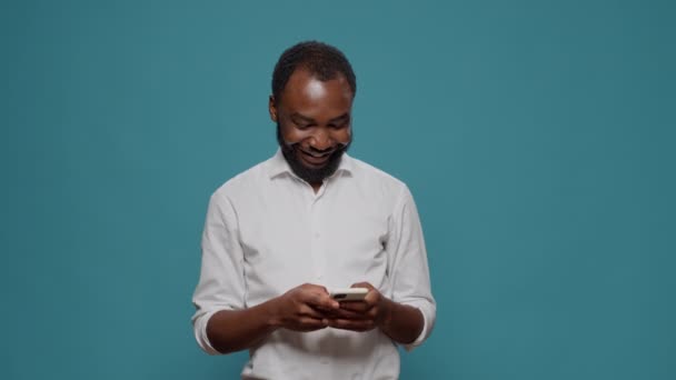 Trabalhador da geração Y usando o aplicativo de mídia social para mensagens de texto — Vídeo de Stock