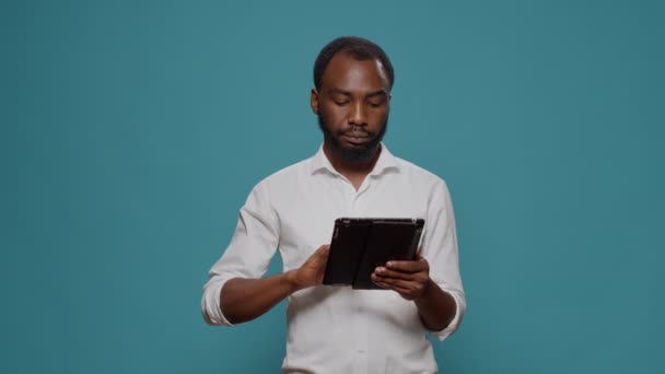 Empresário trabalhando em tablet digital para navegar na internet — Vídeo de Stock