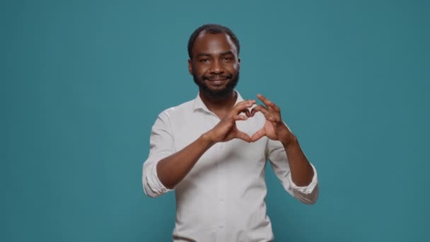 Känslomässig vuxen gör hjärtform symbol med händer — Stockvideo