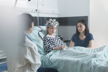Pediyatri uzmanı hasta çocuğun EEG tarama sonuçlarını pediatri koğuşunda kontrol ediyor..