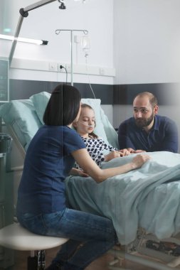 Endişeli çift küçük kız hastalığının evrimini tartışıyor.