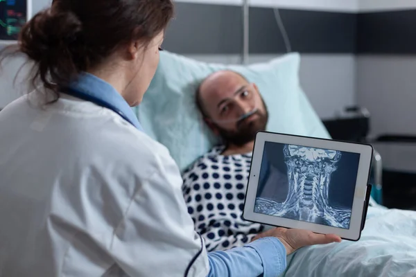 Medico che presenta le opzioni al paziente per il trattamento di afflizione alla gola, mentre guardando la risonanza magnetica — Foto Stock