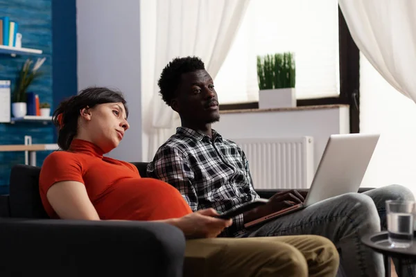 Entediado esposa grávida mudando programas de televisão — Fotografia de Stock