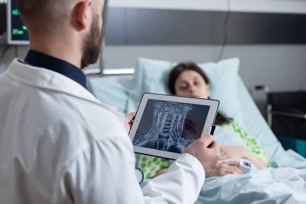 Medic tenant comprimé numérique avec gorge IRM regardant patient endormi dans le lit d'hôpital — Photo