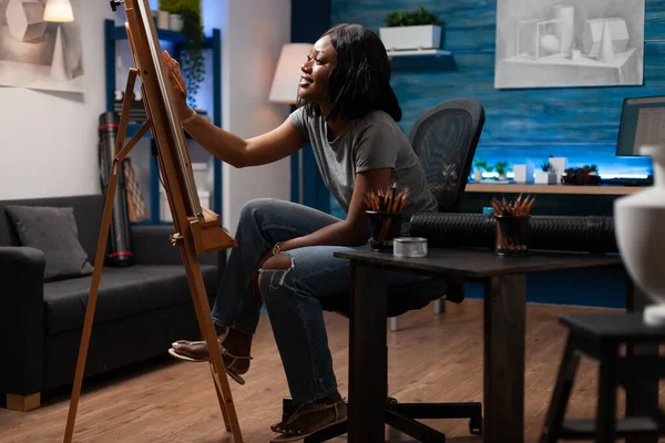 Artista afro-americano trabalhando em desenhar projeto esboçando vaso gráfico — Fotografia de Stock