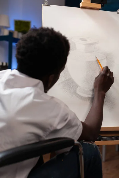 Afroamerikanische Künstlerin im Rollstuhl macht Schatten — Stockfoto