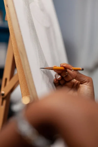 Fiatal művész diák kézfogás grafika ceruza közelkép — Stock Fotó