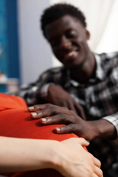 Encerramento do futuro pai afro-americano alegre tocando grávida — Fotografia de Stock