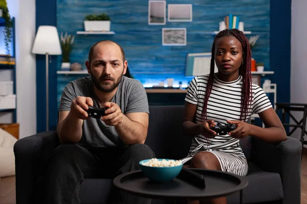 Odaklanmış beyaz adam Afrikalı Amerikalı kadınlara karşı oynuyor.