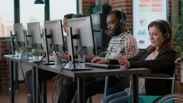 Trabajadora en silla de ruedas que trabaja en telecomunicaciones — Vídeo de stock