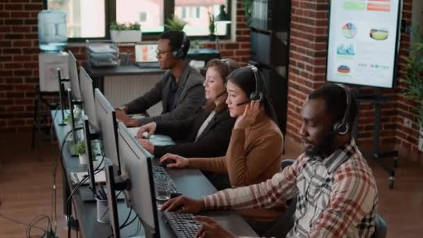 Různorodý tým lidí mluví s klienty na telefonní lince pomoci — Stock video