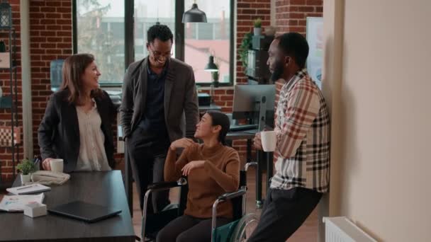 Různorodá skupina lidí se směje a baví se na pracovní přestávce — Stock video
