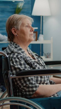 Huzurevinde engelli bir kadının portresi.
